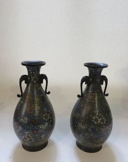 JAPON
Paire de vases piriformes en bronze...