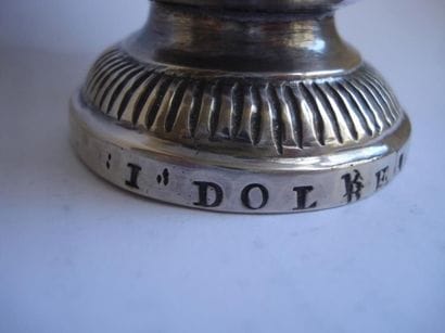 Timbale en argent. Modèle uni posant sur...
