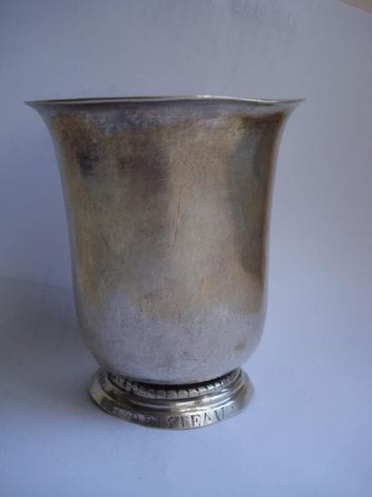 Timbale en argent. Modèle uni, évasé, posant...