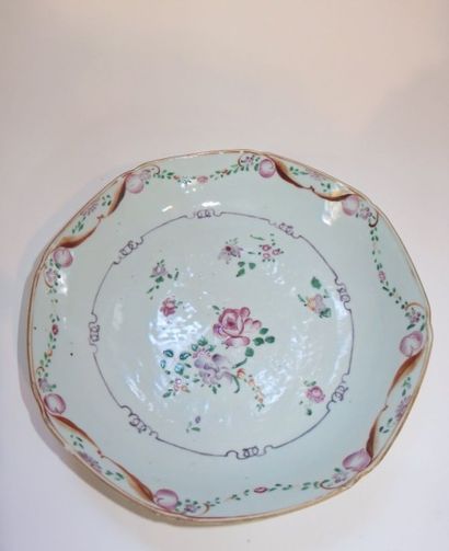 CHINE
Assiette creuse en porcelaine à décor...