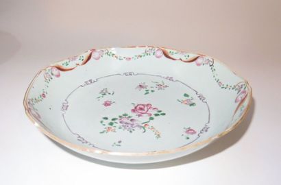 CHINE
Assiette creuse en porcelaine à décor...