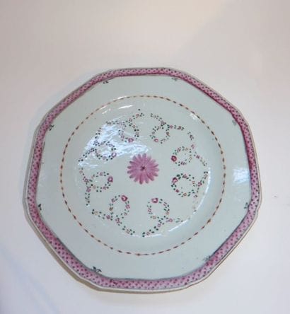 CHINE
Assiette en porcelaine à décor en émaux...