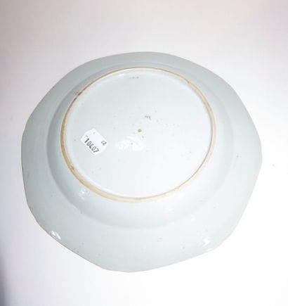 CHINE
Assiette en porcelaine à décor en émaux...