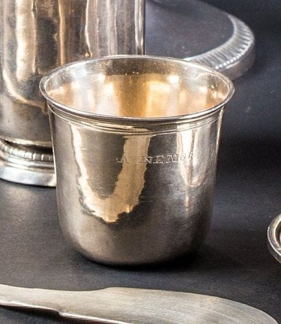 Curon en argent. Modèle uni bordé de filets....