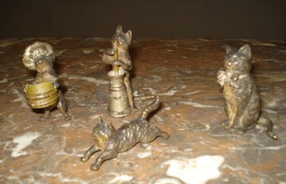 Lot de quatre chats en bronze patiné et laqué...