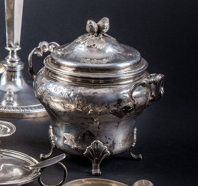 Pot à sucre en argent. Modèle à anses et...