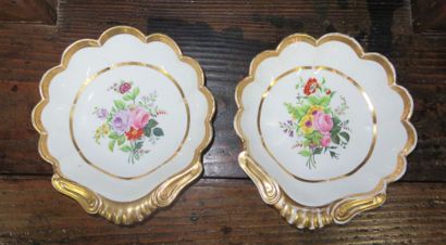 Paire de coupes en forme de coquille en porcelaine...