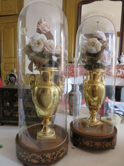 Paire de vases sur piédouche en porcelaine...
