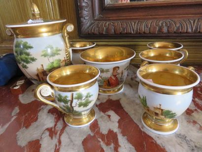 Ensemble de tasses avec son sucrier en porcelaine...