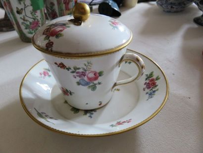 SÈVRES
Pot couvert et soucoupe en porcelaine...