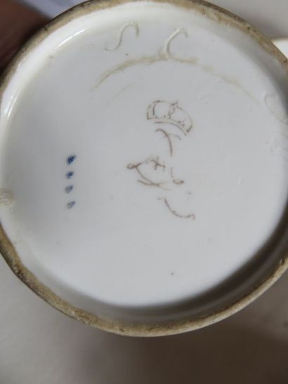 SÈVRES
Pot couvert et soucoupe en porcelaine...