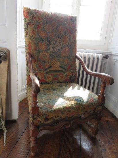 Fauteuil en noyer à dossier légèrement renversé,...