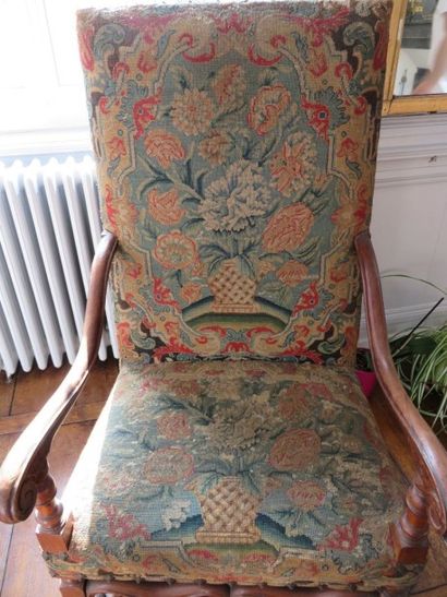 Fauteuil en noyer à dossier légèrement renversé,...