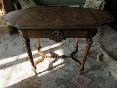 Table de milieu à volets en marqueterie,...
