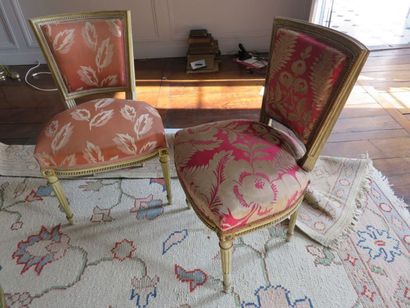 Paire de fauteuils, quatre chaises et canapé...