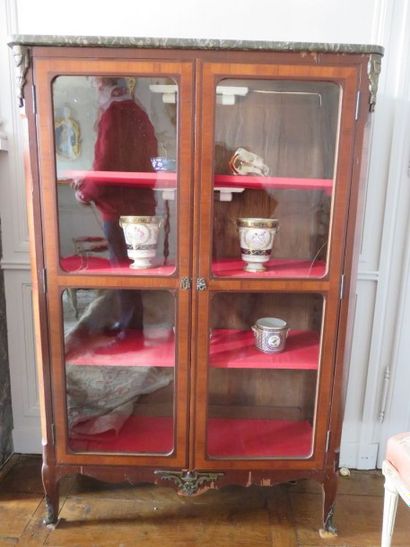 Vitrine en placage de bois de rose, filet...