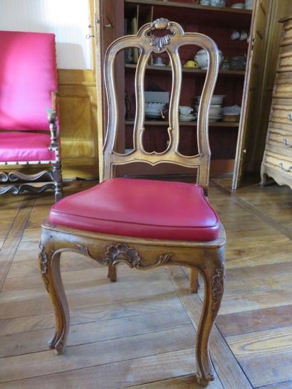 Suite de douze chaises en noyer mouluré et...
