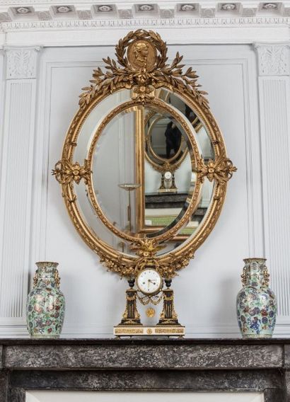 Miroir ovale en bois et stuc dorés, verre...