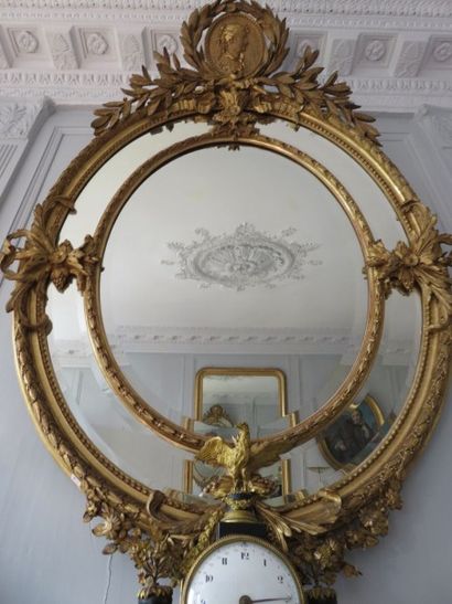 Miroir ovale en bois et stuc dorés, verre...