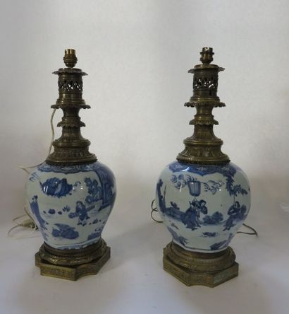 Paire de lampes à pétrole en porcelaine de...