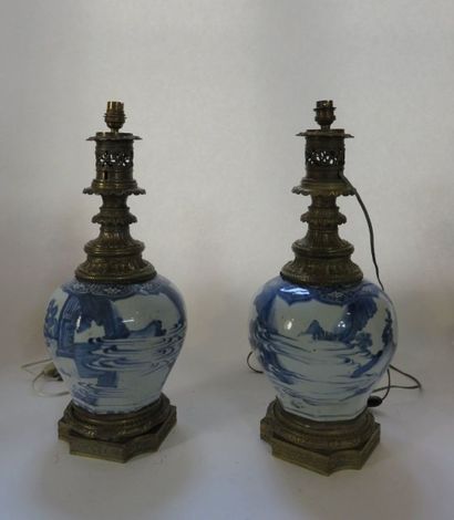 Paire de lampes à pétrole en porcelaine de...