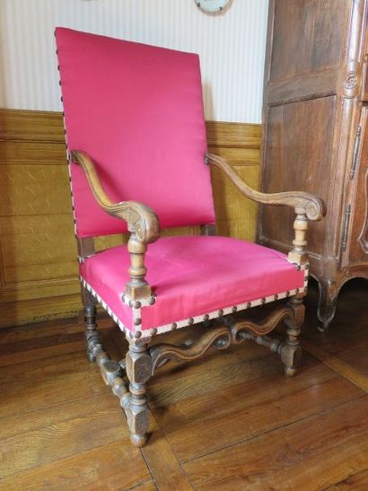 Paire de fauteuils en noyer et chêne mouluré...