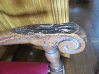 Paire de fauteuils en noyer et chêne mouluré...