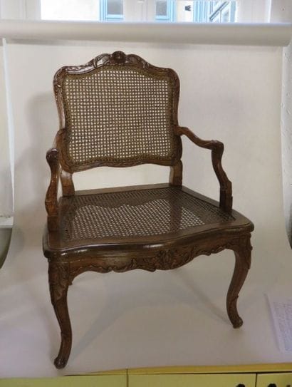Fauteuil en hêtre mouluré et sculpté à assise...