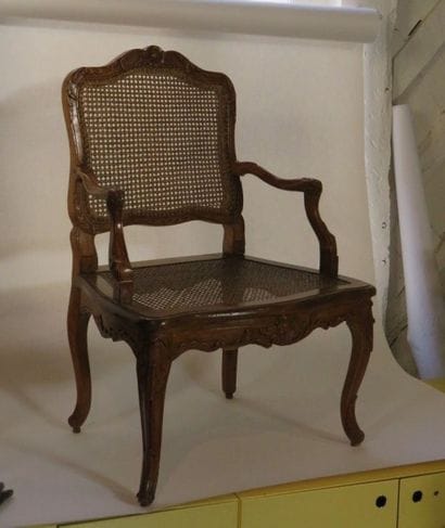 Fauteuil en hêtre mouluré et sculpté à assise...