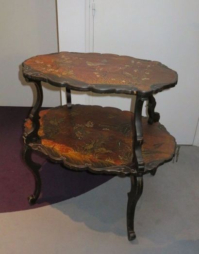 Table à thé à deux plateaux chantournés à...