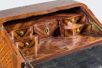 Secrétaire en pente en marqueterie de bois...