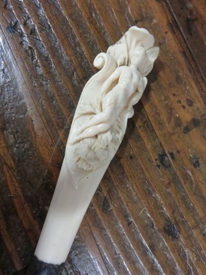 Grand coupe-papier en ivoire, manche sculpté...