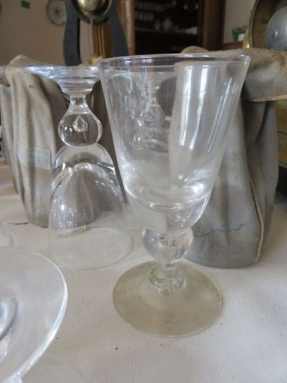 Ensemble de dix grands verres et douze coupes...