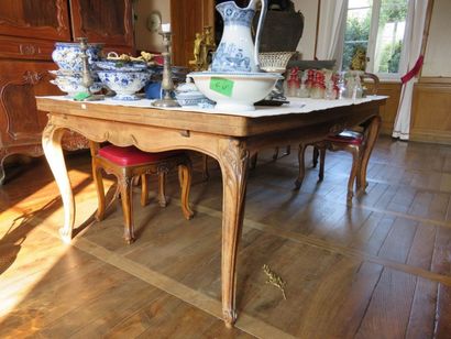 Grande table de salle à manger en noyer mouluré...