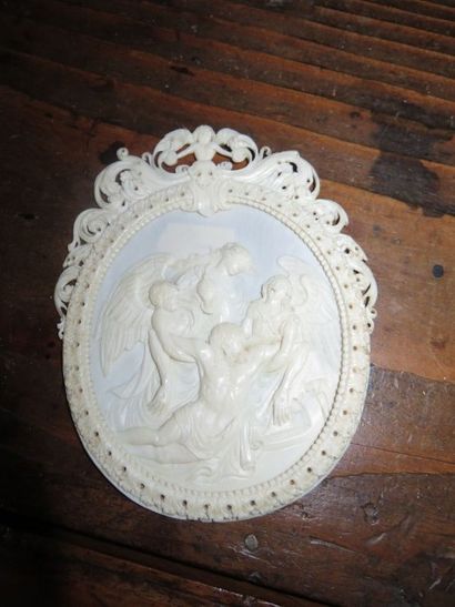 Médaillon en ivoire sculpté en ronde-bosse...