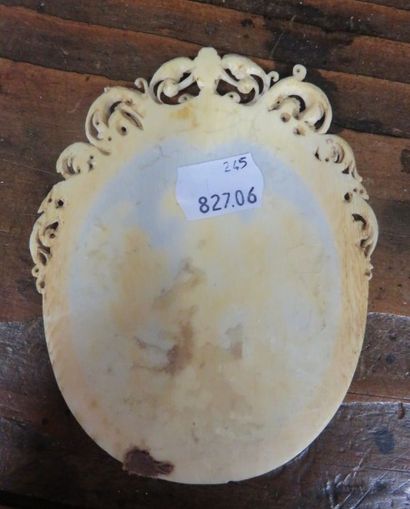 Médaillon en ivoire sculpté en ronde-bosse...