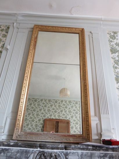 Miroir rectangulaire en bois et stuc doré...