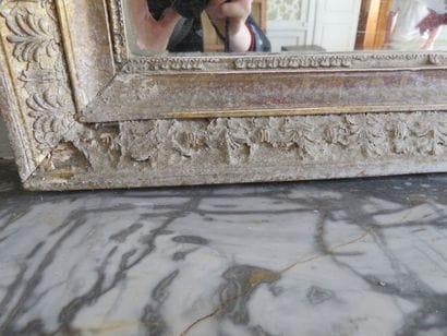 Miroir rectangulaire en bois et stuc doré...