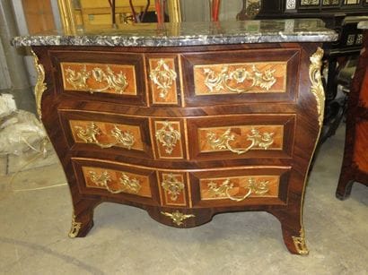 Commode en placage de bois de rose, filets...