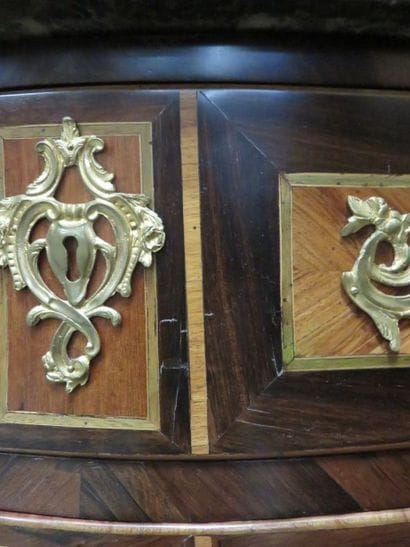 Commode en placage de bois de rose, filets...