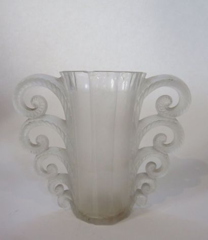 R. LALIQUE FRANCE
Vase en verre moulé pressé...