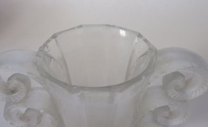 R. LALIQUE FRANCE
Vase en verre moulé pressé...