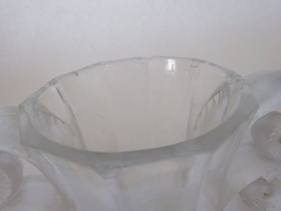 R. LALIQUE FRANCE
Vase en verre moulé pressé...
