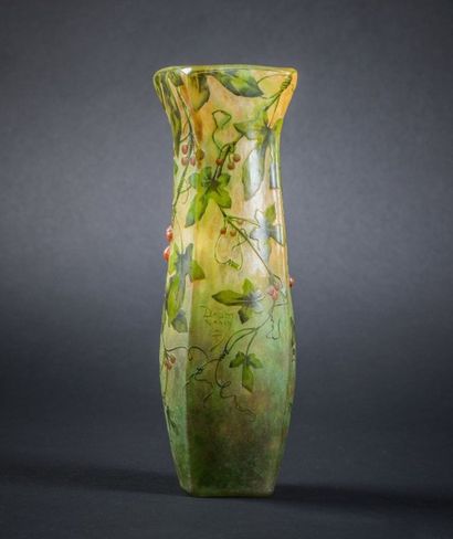 DAUM Nancy
Vase en verre à décor dégagé à...