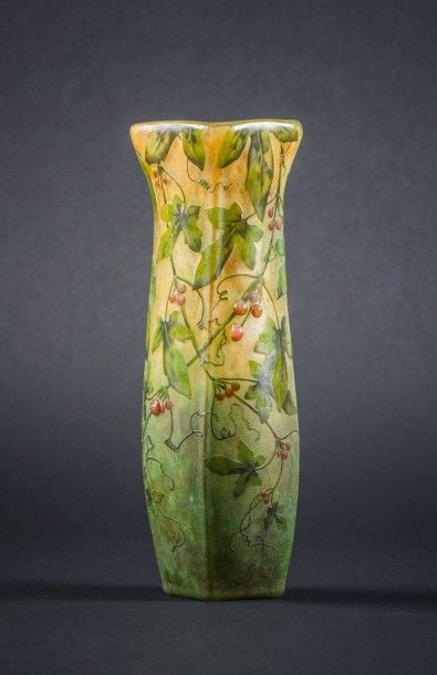 DAUM Nancy
Vase en verre à décor dégagé à...