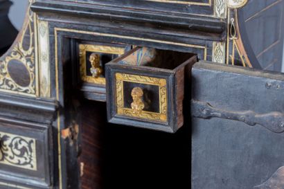 Bureau cabinet en ébène, bois noirci, os...