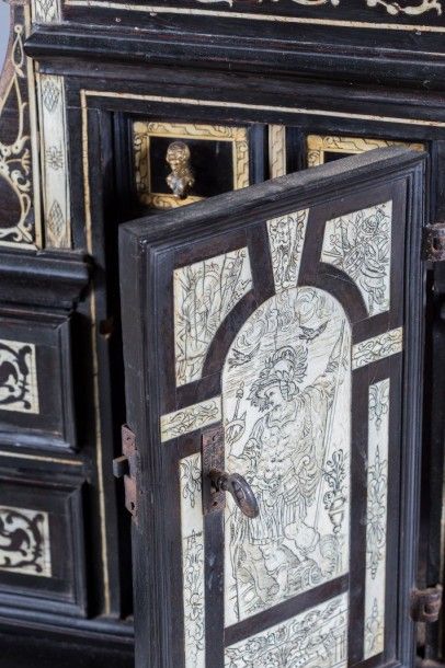 Bureau cabinet en ébène, bois noirci, os...