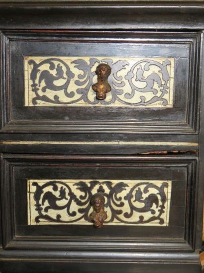 Bureau cabinet en ébène, bois noirci, os...