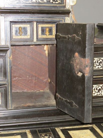 Bureau cabinet en ébène, bois noirci, os...