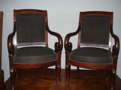 Paire de fauteuils en acajou et placage d'acajou,...